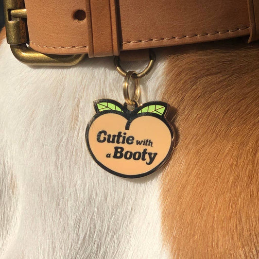 Cutie met een Booty Pet ID-tag