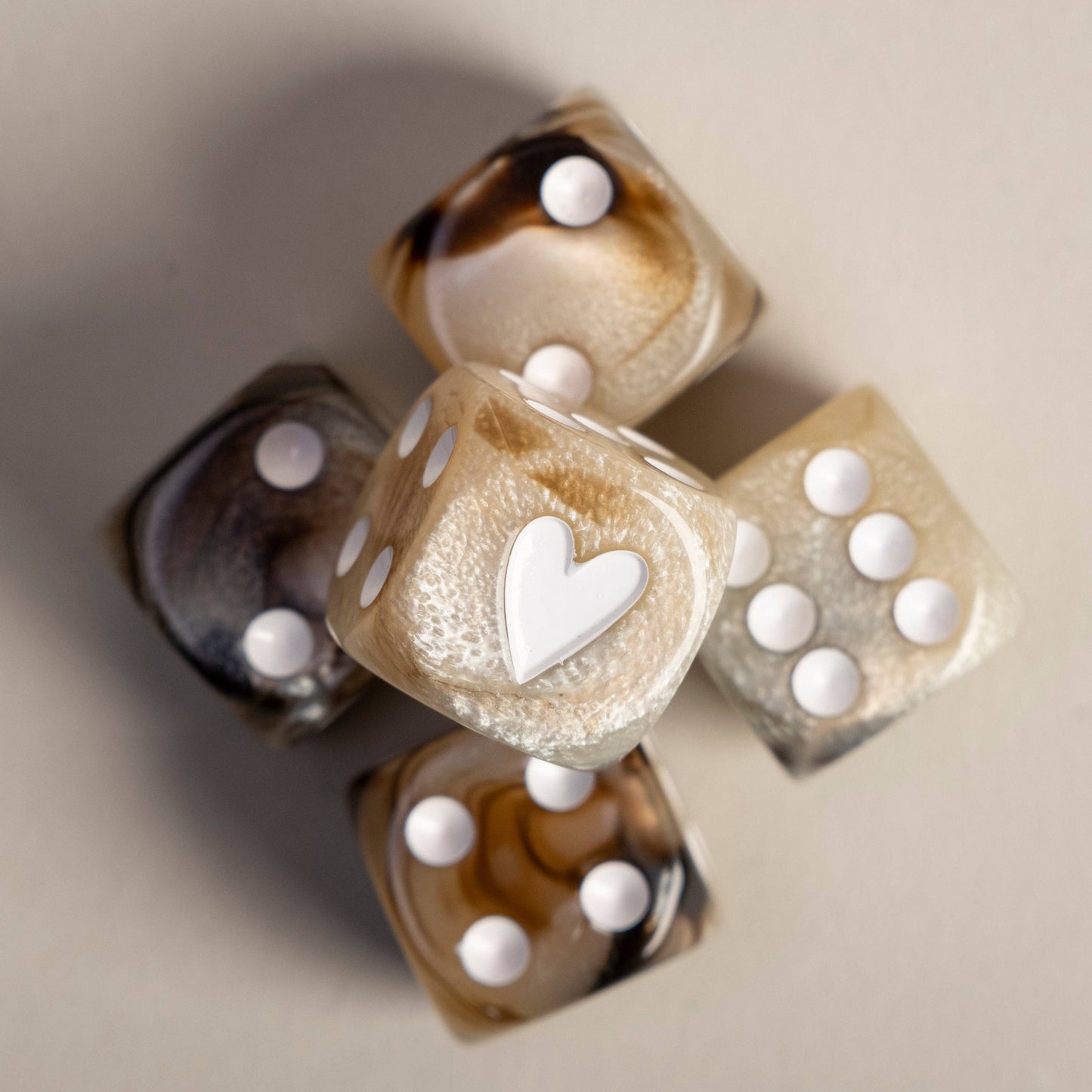 Bruine dobbelstenen set met parelmoerstructuur en witte cijfers