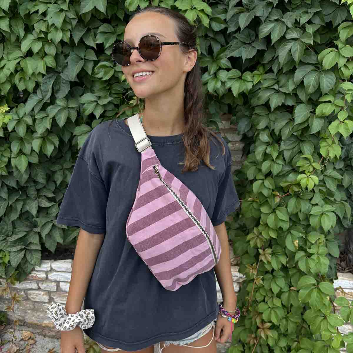 BORDEAUXROOD/BUBBELROZE GESTREEPT HEUPTASJE