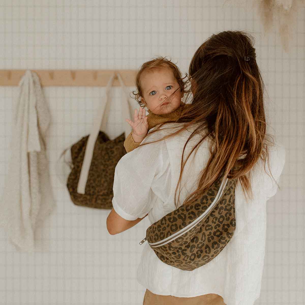 HEUPTASJE MET GRIJZE OLIJF