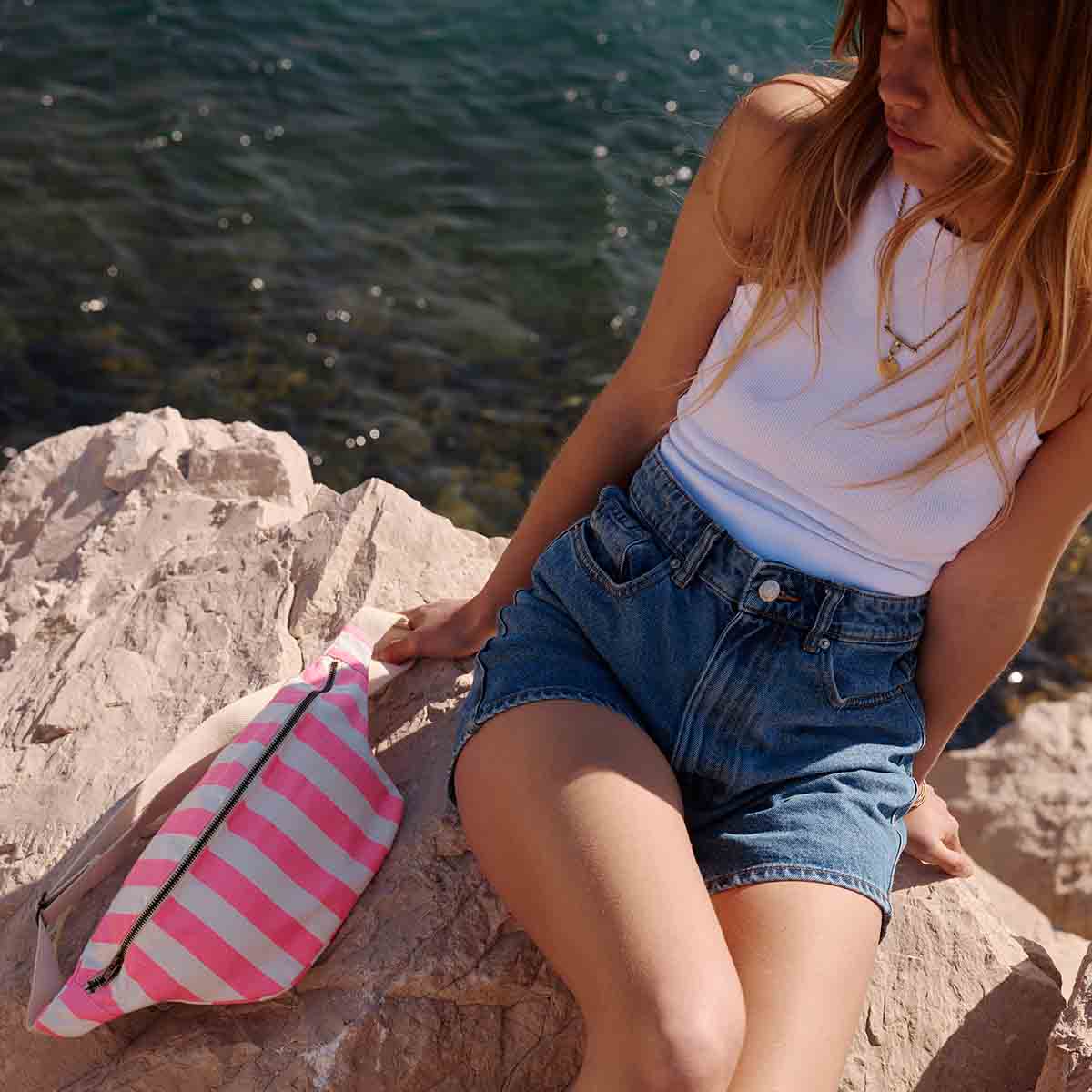 HEUPTASJE MET NEONROZE STREPEN