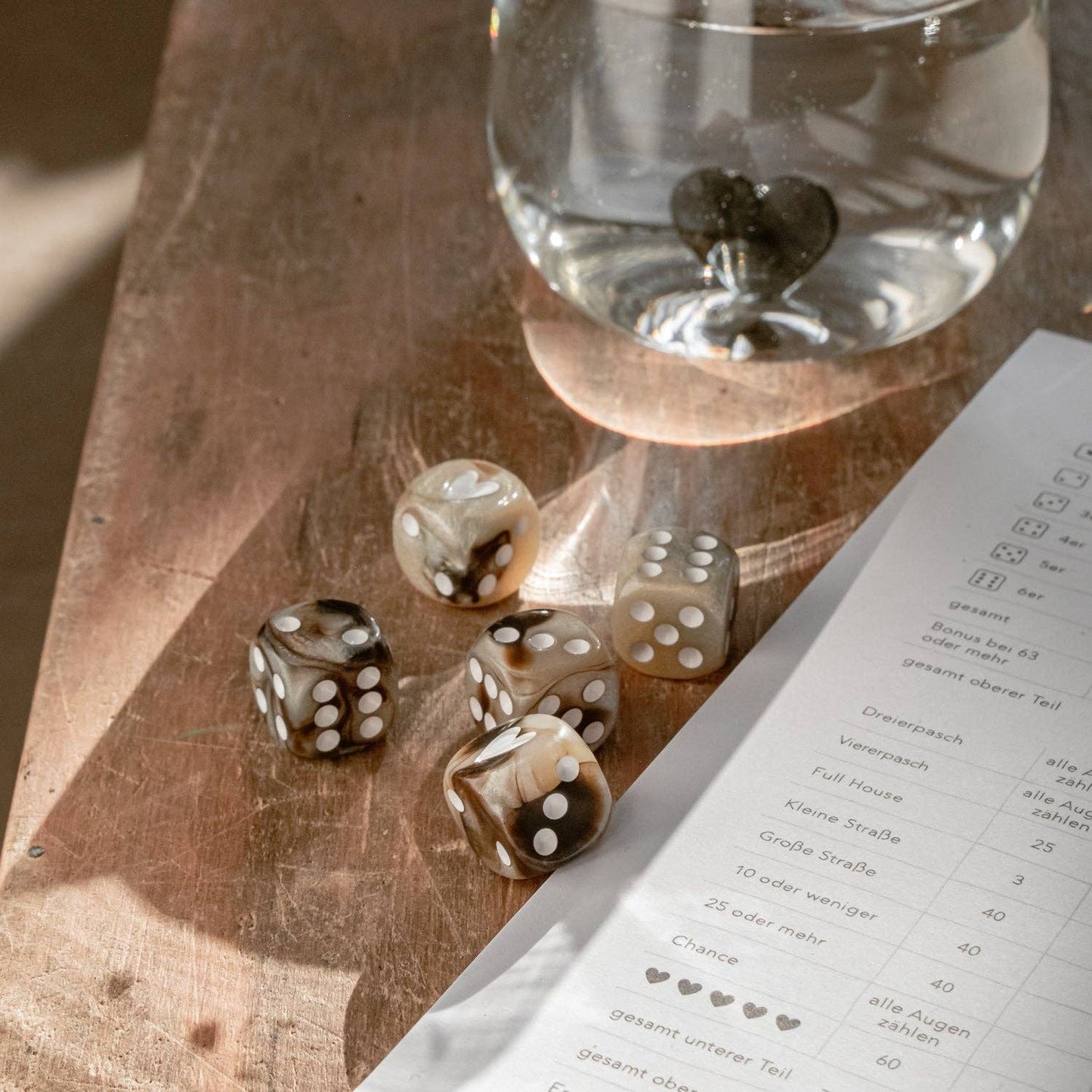 Bruine dobbelstenen set met parelmoerstructuur en witte cijfers