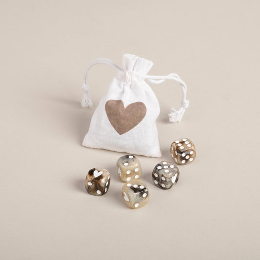 Bruine dobbelstenen set met parelmoerstructuur en witte cijfers